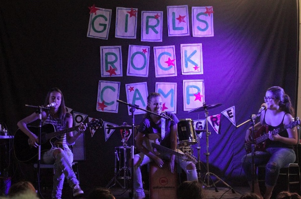 Banda Meg se apresentando no intervalo do meio-dia. Fonte: Girls Rock Camp Porto Alegre @girsrockcamppoa